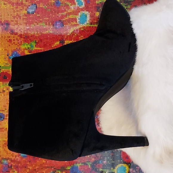 Womens Old Navy Black Velvet Ankle Boots - Picture 2 of 9
